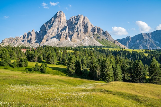 Vista do peitlerkofel (sass de putia), uma montanha das dolomitas no tirol do sul, itália.