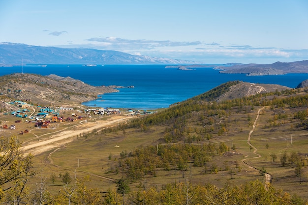 Vista do pequeno estreito do mar no lago baikal, na baía da alegria de dia de outono com casas