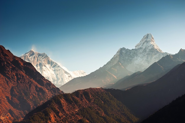 Vista do pico ama dablam nas montanhas do himalaia, no nepal. vale khumbu, região do everest, nepal. linda paisagem de outono