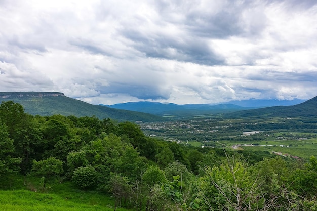 Vista do planalto LagoNaki em Adygea As montanhas do Cáucaso Rússia 2021