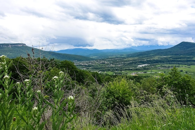 Vista do planalto LagoNaki em Adygea As montanhas do Cáucaso Rússia 2021