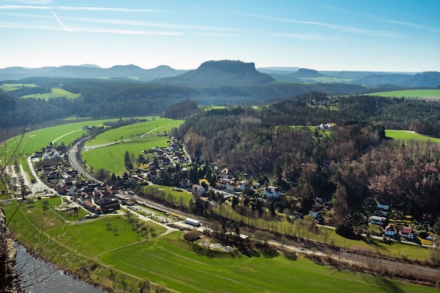 Vista do ponto de vista bastei do rio Elba - bela paisagem das montanhas de arenito no Parque Nacional da Suíça Saxônica, Alemanha.