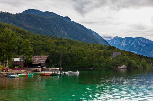 Vista do ponto do barco alugado no lago bohinj