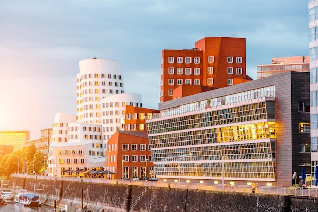 Vista do pôr do sol à beira do rio com edifícios modernos na cidade de Dusseldorf, Alemanha