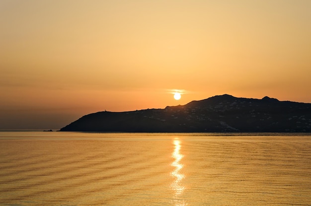 Vista do pôr do sol com fundo da ilha de Santorini, Grécia.