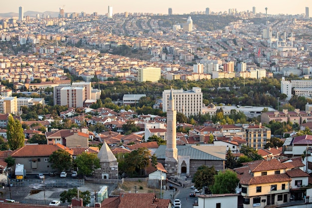 Vista do pôr do sol da cidade de Ancara do Castelo Velho de Ancara, vista aérea dos telhados das casas, paisagem urbana ao pôr do sol