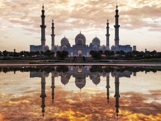 Vista do pôr do sol da Mesquita Sheikh Zayed de Abu Dhabi