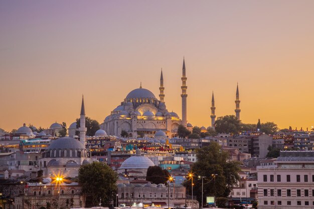 Foto vista do pôr-do-sol da mesquita suleymaniye em eminonu, istambul