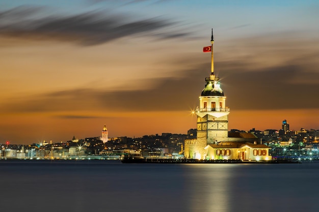 Foto vista do pôr-do-sol da torre maiden e do horizonte de istambul, turquia