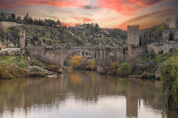 Vista do pôr do sol de Toledo da cidade velha medieval (Patrimônio Mundial da Unesco)