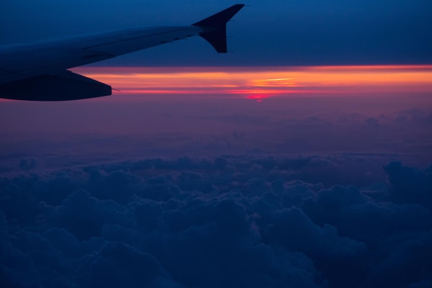Vista do pôr-do-sol de um avião