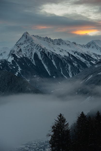 Vista do pôr do sol dos Alpes cobertos de neve na Áustria.