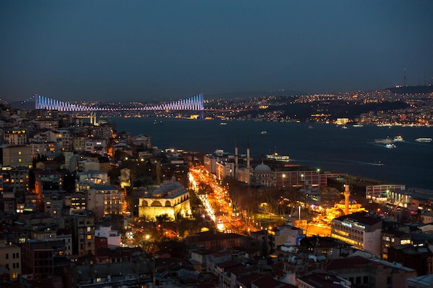 Vista do pôr do sol em istambul, da torre gálata.