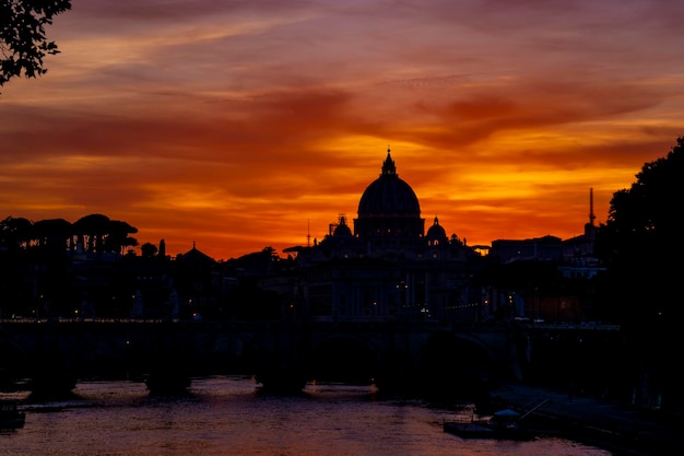 Vista do pôr do sol na basílica de são pedro no vaticano, roma