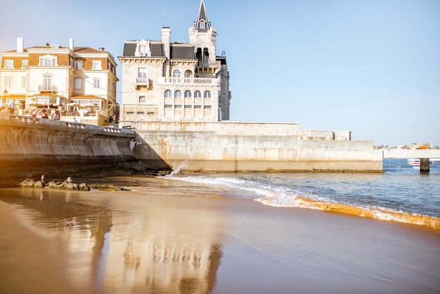 Vista do pôr do sol na praia com o palácio de Palmela no resort de Cascais em Portugal