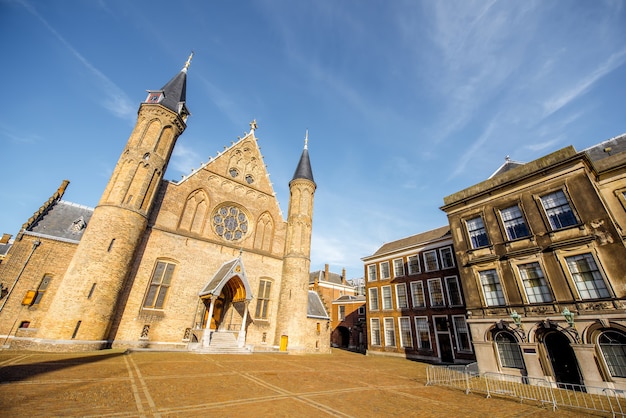 Vista do pôr do sol no pátio interno de binnenhof com o salão dos cavaleiros no centro da cidade de haag, na holanda