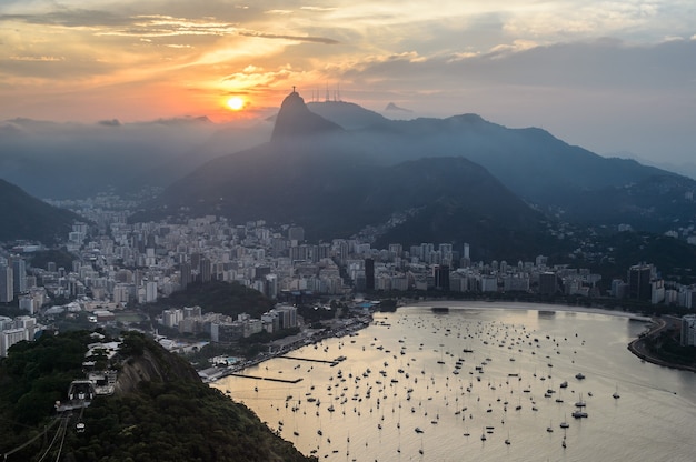 Vista do pôr do sol no Rio de Janairo, Brasil