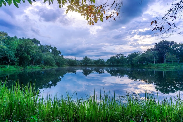 Vista do pôr do sol ou nascer do sol do céu dramático colorido com fundo de nuvens no rio da água na floresta, céu com nuvem na natureza e conceito de viagem.