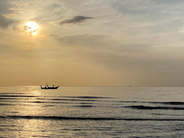 Vista do pôr do sol sobre a praia