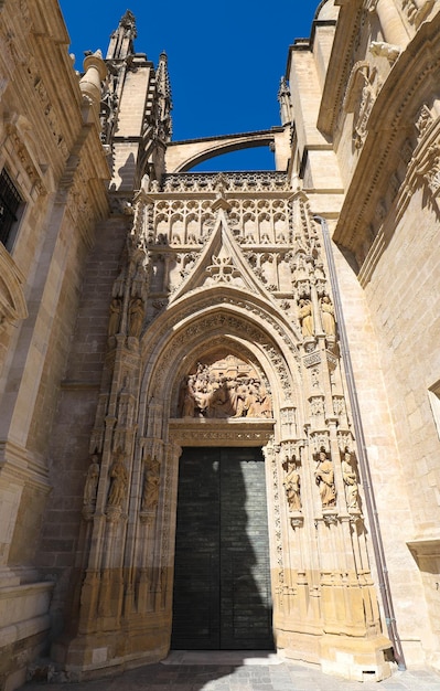 Vista do portão de entrada da Catedral de Sevilha com a Giralda ao fundo