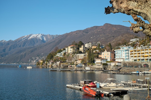 Foto vista do porto da cidade de ascona no lago maggiore suíça
