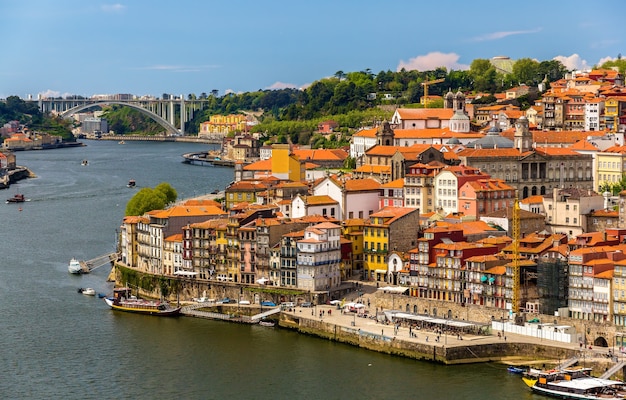 Vista do porto sobre o rio douro - portugal