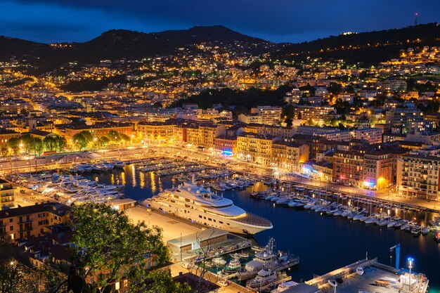 Foto vista do porto velho de nice com iates frança à noite