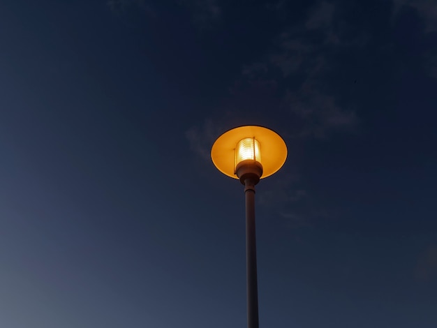 Vista do poste de luz na praia de Pedregalejo ao anoitecer