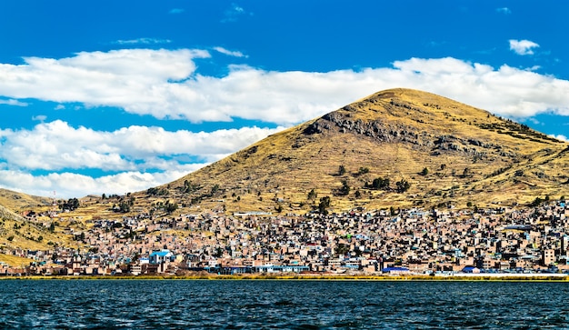 Vista do puno do lago titicaca no peru