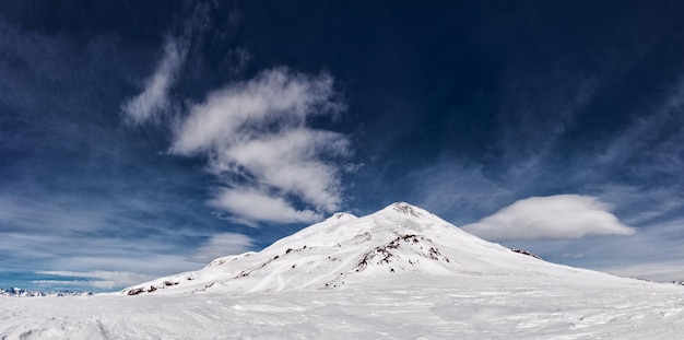 Vista do Refúgio dos 11 no Monte Elbrus, as montanhas do norte do Cáucaso, Rússia