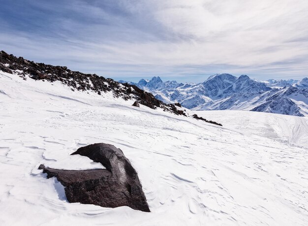 Vista do Refúgio dos 11 no Monte Elbrus, as montanhas do norte do Cáucaso, Rússia