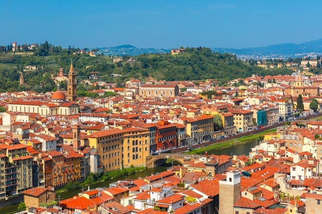 Vista do rio Arno, Oltrarno, ponte e igreja Santo Spirito e San Frediano in Cestello na manhã do Palazzo Vecchio em Florença, Toscana, Itália