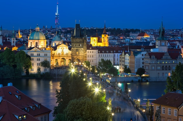 Vista do rio Charles Bridge e Vltava em Praga, República Tcheca, durante a hora azul,