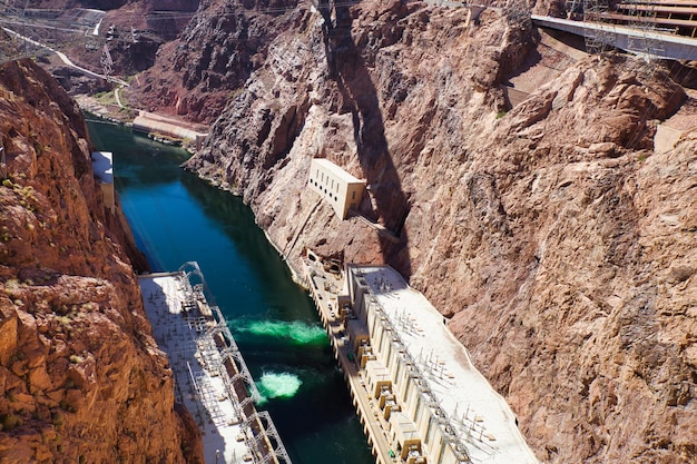 Foto vista do rio colorado e da usina elétrica na barragem de hoover, em nevada, eua