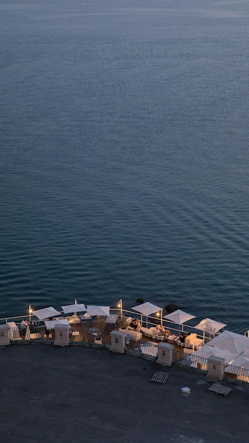 Vista do rio da varanda de um navio de cruzeiro.