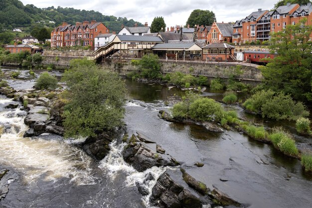 Vista do rio Dee até a antiga estação em LLangollen, País de Gales