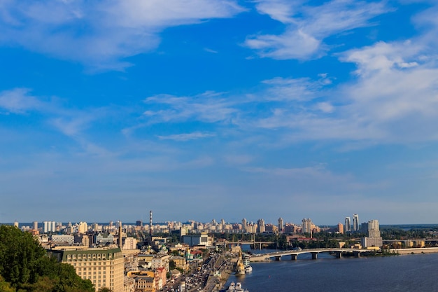 Vista do rio Dnieper e da paisagem urbana de Kiev Ucrânia