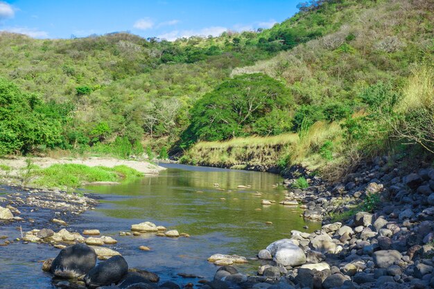 Vista do rio e da floresta no desfiladeiro somoto, Nicarágua