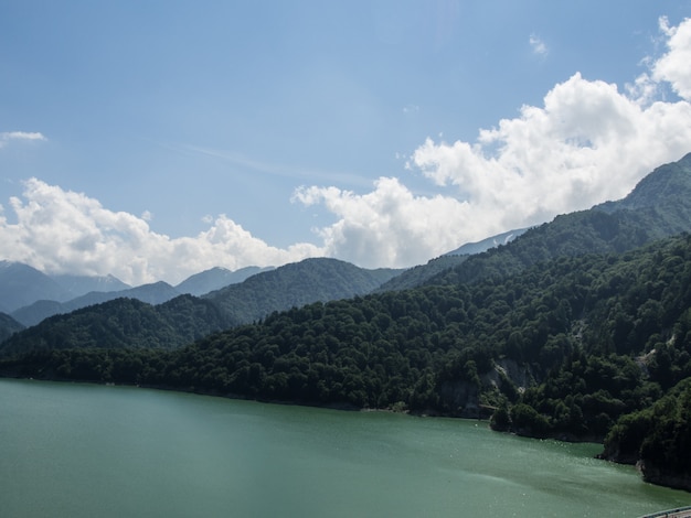 Vista do rio e florestas na montanha no céu azul