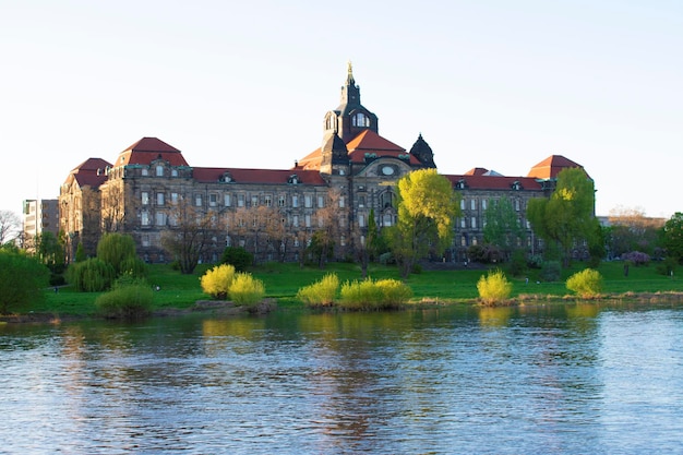 Vista do rio Elba e do antigo edifício do outro lado Dresden Alemanha