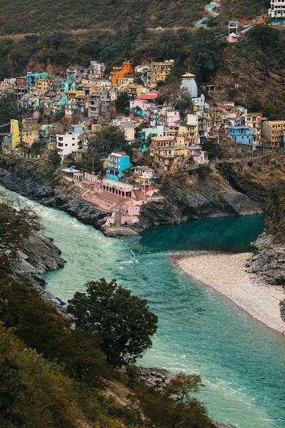 Vista do Rio Ganga e Lakshmana com casas coloridas da capital da ioga Rishikesh foto tonificada