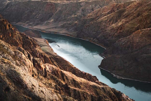 Foto vista do rio ili em desfiladeiro rochoso região de almaty natureza do cazaquistão paisagem pitoresca