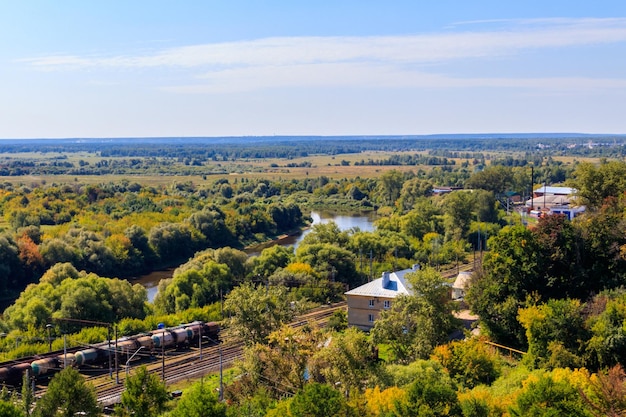 Vista do rio Klyazma e da cidade de Vladimir na Rússia