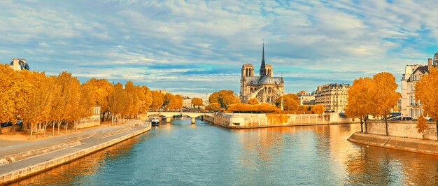 Vista do rio Notre Dame de Paris e do Sena no outono