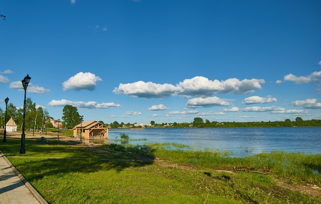 Vista do rio Onega, Kargopol, região de Arkhangelsk, norte da Rússia