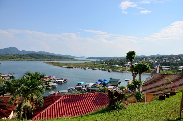 Vista do Rio Samprasob e Raft House perto da ponte de madeira Saphan Mon em Sangkhlaburi em Kanchanaburi Tailândia