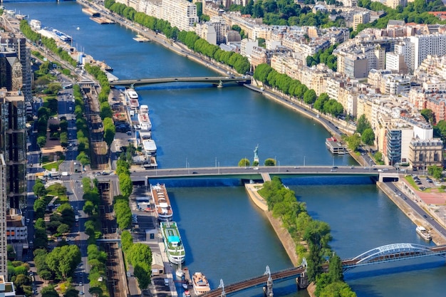 Vista do rio Sena de Paris da torre Eiffel