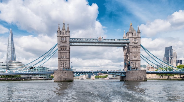 vista do rio tâmisa para a ponte da torre em londres no verão. ideal para layouts de sites e revistas