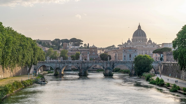 Foto vista do rio tibre no centro de roma itália