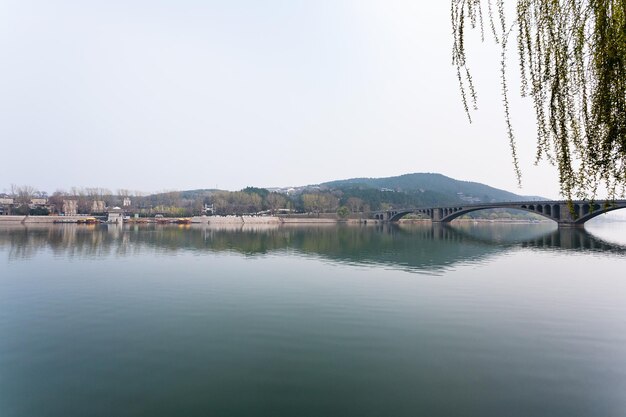 Foto vista do rio yi e east hill em longmen